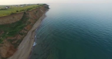Deniz yaz aylarında kumlu yamaçta ile vahşi bir plajda sörf