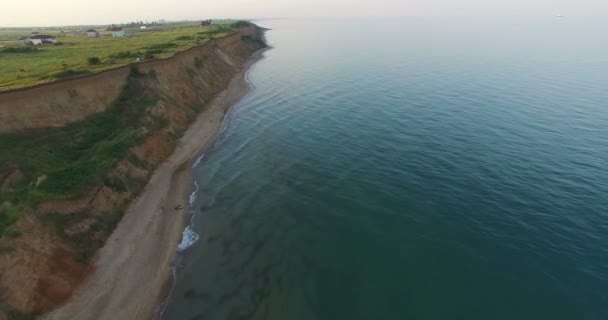 Deniz yaz aylarında kumlu yamaçta ile vahşi bir plajda sörf — Stok video