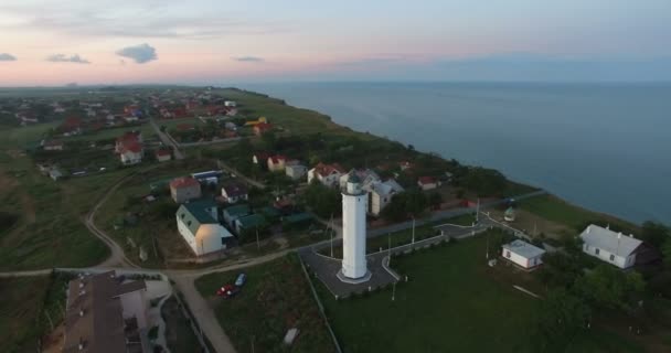 Farol do mar na costa no verão durante o pôr do sol — Vídeo de Stock