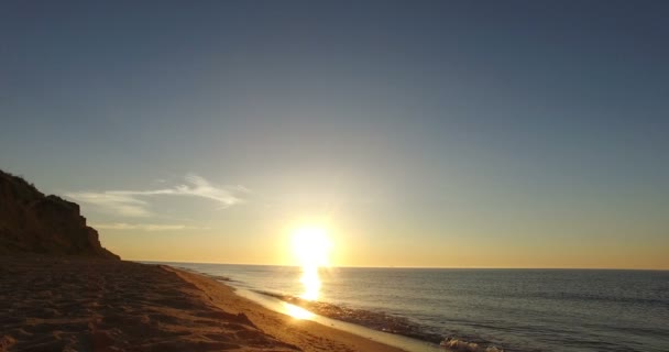 Sea surf at sunrise on a wild beach with a sandy slope in summer — Stock Video