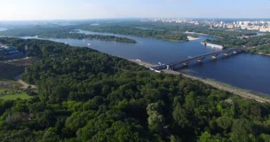 Metro köprüsü üzerinde yeşil ağaçlar dolu şehir Dinyeper Nehri geçip bir