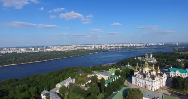 Igreja de mosteiro do Kiev-Pechersk Lavra no rio Dnieper em Kiev — Vídeo de Stock