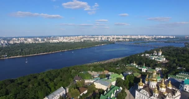 Klosterkyrkan i Kiev-Pechersk Lavra på floden Dnepr i Kiev — Stockvideo