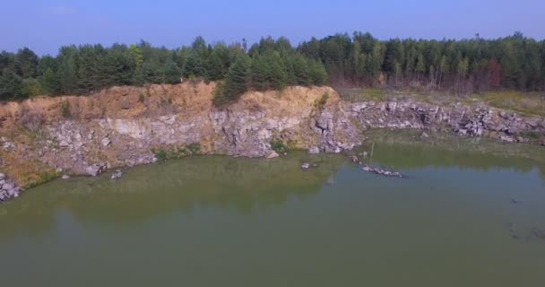 Inundada cantera de piedra en los bosques de Europa del Este — Vídeo de stock