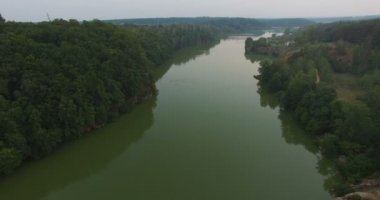 Nehir orman arasında Doğu Avrupa kıyıları