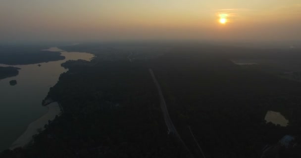 Strada di campagna attraverso i boschi vicino al fiume — Video Stock