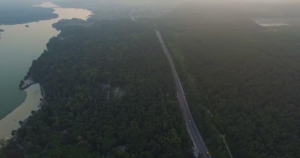 Venkovské cestě lesem v blízkosti řeky — Stock video