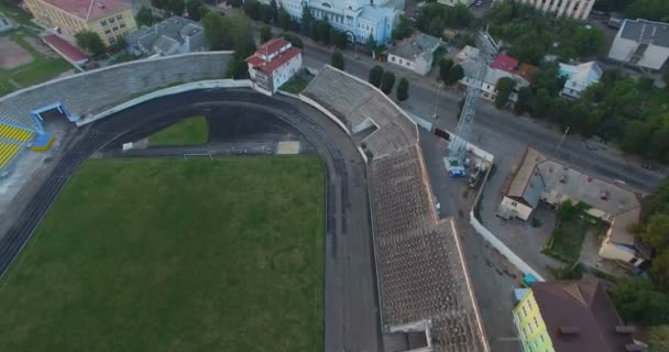 Letecký pohled na starý fotbalový stadion v zapadlém městě v létě — Stock video