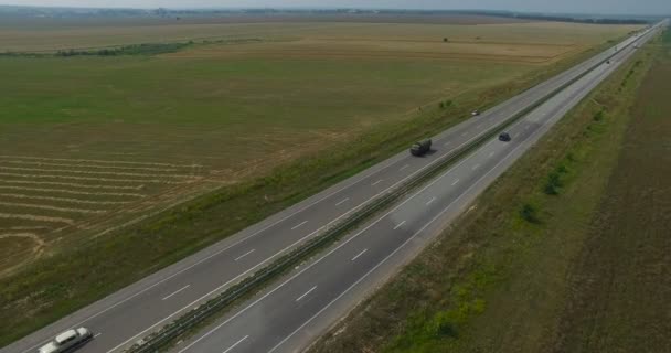 Letecký provoz aut na zemi dálnici v létě — Stock video
