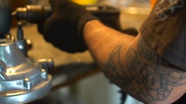 Adam motosiklet parçaları garaja taşlama