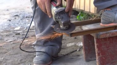 Adam motosiklet parçaları garaja taşlama