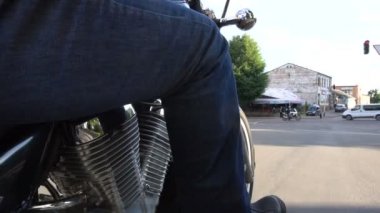 Sokakta motosiklet süren bir adam.