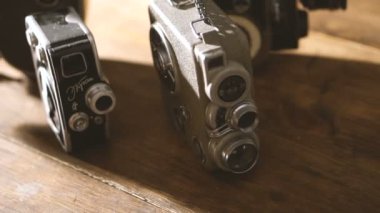 Vintage Fotoğraf ve ahşap bir masa üzerinde bir video kameralar