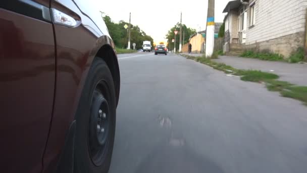 Автомобіль виходить на вулиці провінційного міста — стокове відео