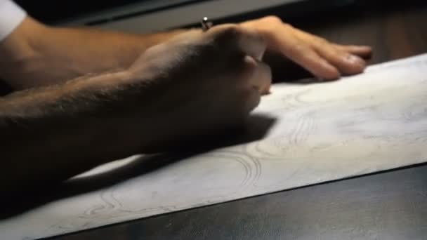 Художник рисует эскиз на столе — стоковое видео