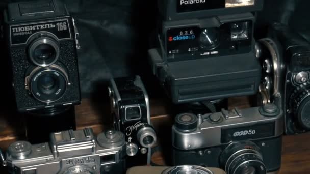 Vintage foto's en een video-camera's op een houten tafel — Stockvideo