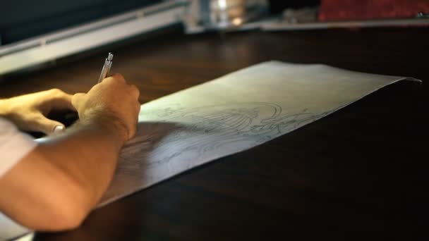 Peintre dessine un croquis sur la table — Video