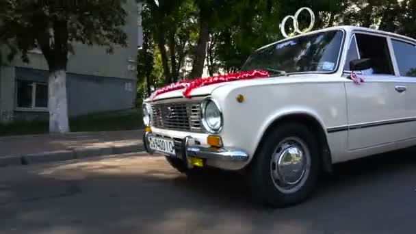 Recién casados coche paseos por la calle en un día de verano — Vídeo de stock