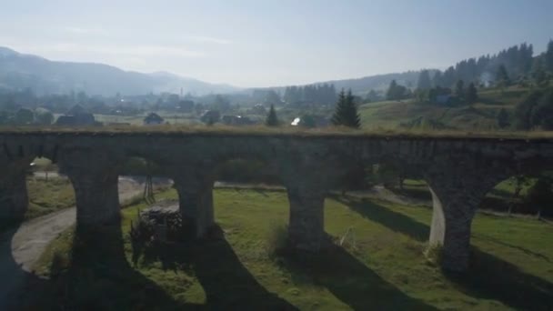 pont ferroviaire dans les montagnes