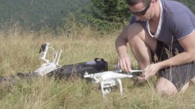 Dron dağlarda kullanan genç adam