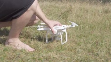 Dron dağlarda kullanan genç adam