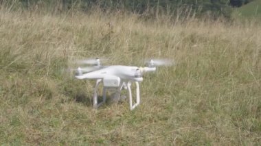 Dron dağlarda kullanan genç adam