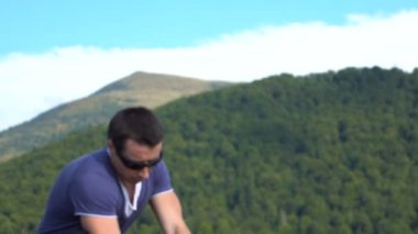 Dron dağlarda kullanan genç adam