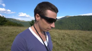 Dron dağlarda kullanan genç adam