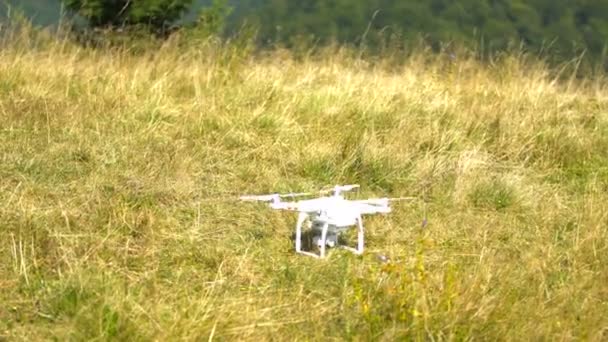 Jovem usando drone nas montanhas — Vídeo de Stock