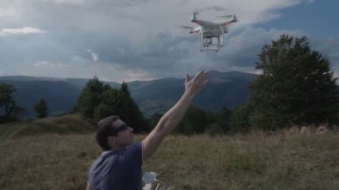 Genç adam alıcı dron