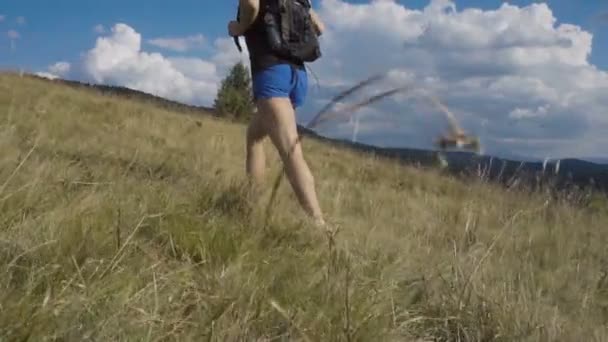 Chica morena se levanta en la cima de la montaña — Vídeos de Stock