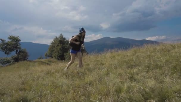 Flicka brunett stiger på toppen av berget — Stockvideo