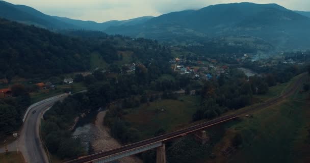 Pont ferroviaire sur la rivière et la route de montagne — Video