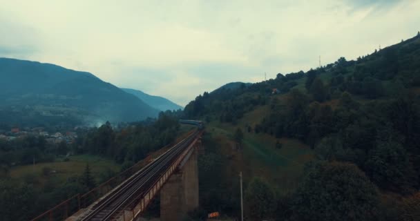 Puente ferroviario sobre el río y la carretera de montaña — Vídeo de stock