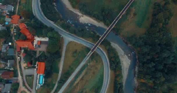 Pont ferroviaire sur la rivière et la route de montagne — Video