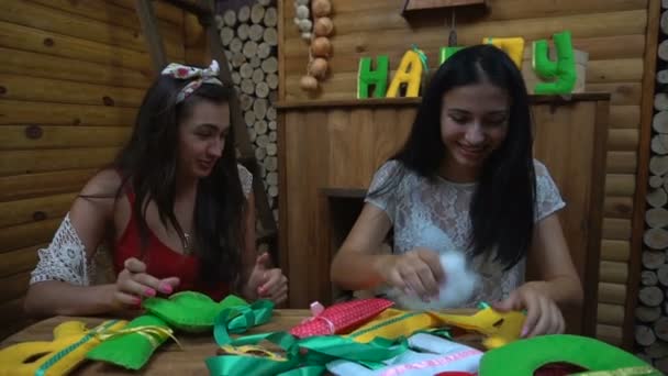 Дівчата ручної роботи шиють букви фетру — стокове відео