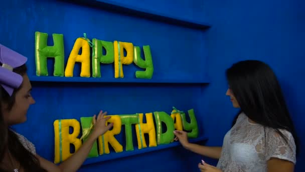 蓝色背景上的毡字母祝你生日快乐 — 图库视频影像