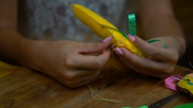 Keçe harflerin dikiş el yapımı kızlar