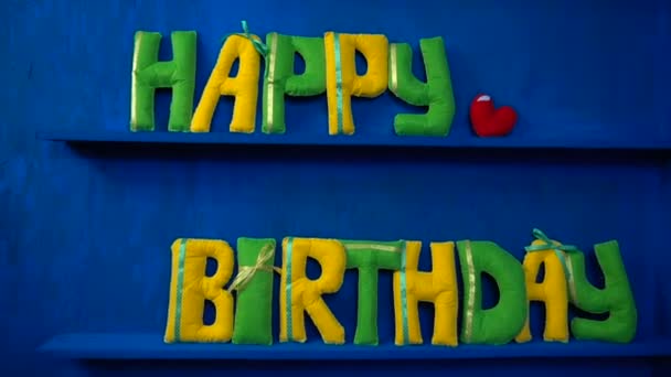 Grattis på födelsedagen från filt bokstäver på blå bakgrund — Stockvideo