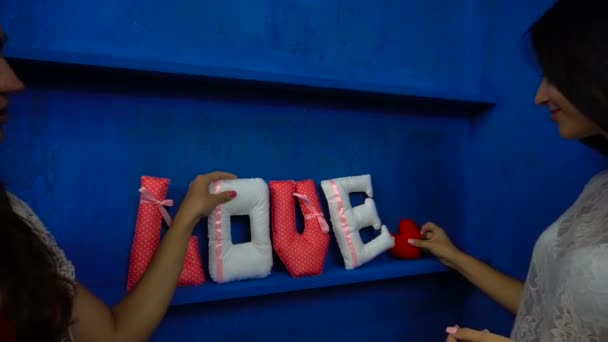 Liebe aus Filzbuchstaben auf blauem Hintergrund — Stockvideo