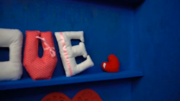 Amour des lettres en feutre sur fond bleu — Video