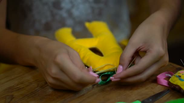 Дівчата ручної роботи шиють букви фетру — стокове відео