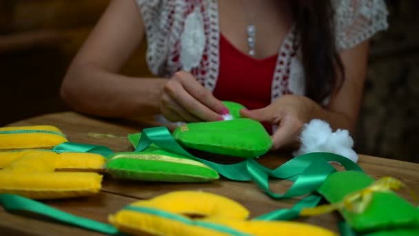 Ragazze fatte a mano cucire lettere di feltro — Video Stock