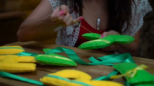 Девушки ручной работы шьют письма из войлока — стоковое видео