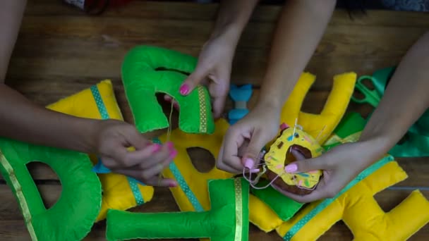 Garotas artesanais costurando letras de feltro — Vídeo de Stock