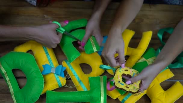 Handgemachte Mädchen nähen Buchstaben aus Filz — Stockvideo