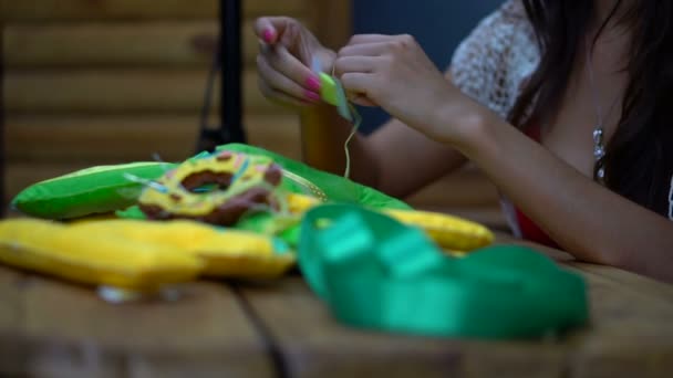 Chicas hechas a mano cosiendo cartas de fieltro — Vídeos de Stock