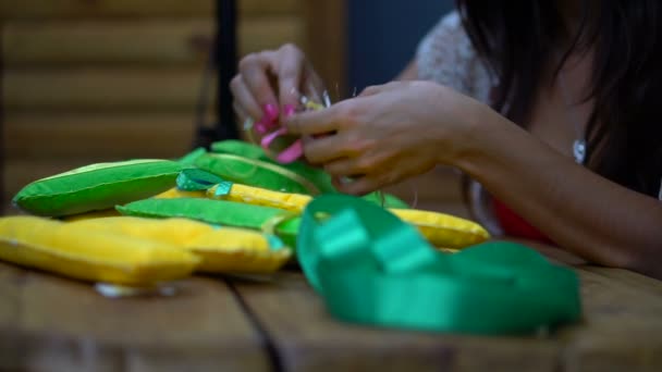 Handgemaakte meisjes naaien brieven van vilt — Stockvideo