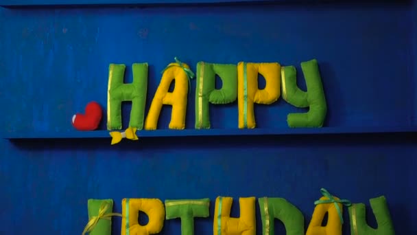 Feliz cumpleaños de cartas de fieltro sobre fondo azul — Vídeo de stock