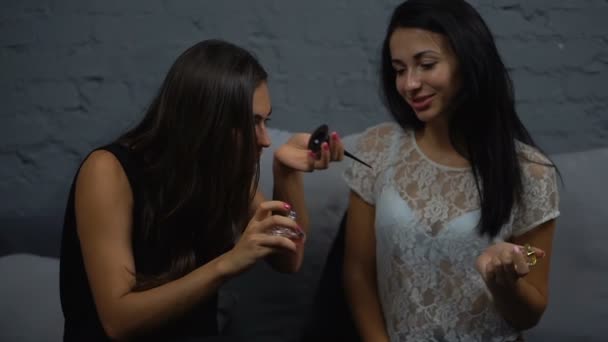 Les filles choisissent le parfum — Video